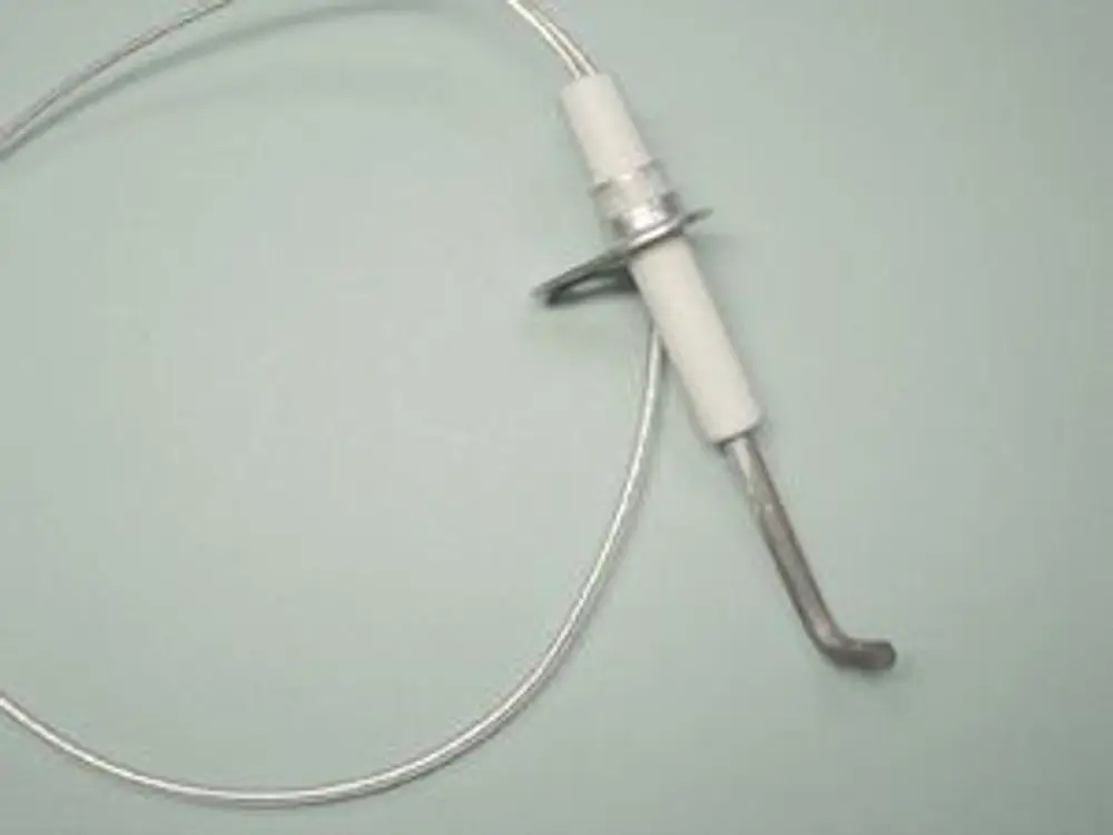 Zündelektrode von Remeha mit einem gebogenen Metallansatz und einem isolierenden Halter. Die Elektroden sind an einem dünnen Kabel befestigt.